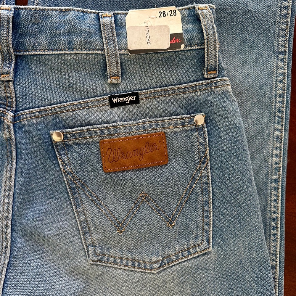 Wrangler X Fender Relaxed Mom Jeans in Light Wash Destroy Size 28 X 28 Irregular - Picture 15 of 16
